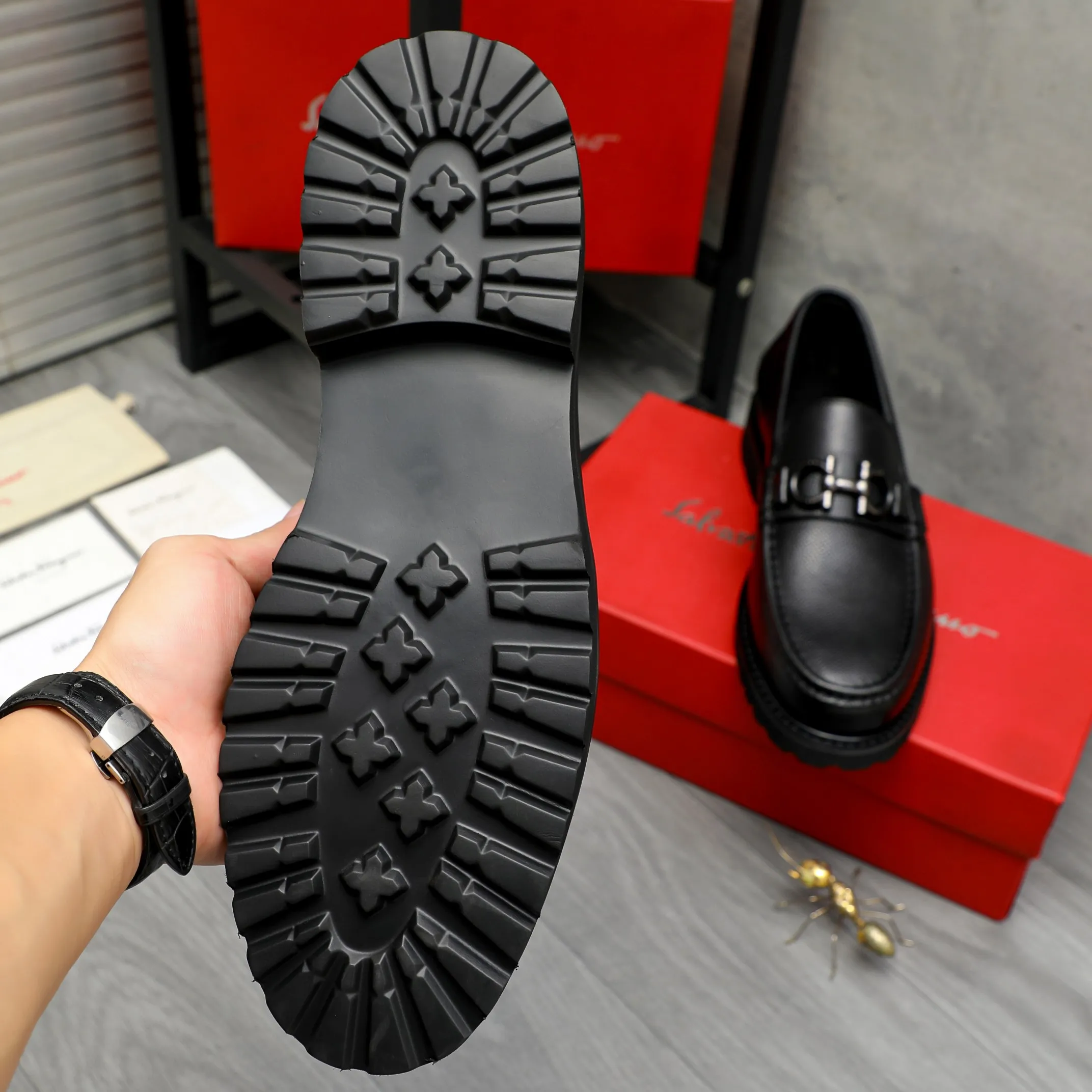 Men's shoes 💰442 Product trademark: Ferragamo "Ferragamo" business formal leather shoes Regular size: 38-46 (45.46 is custom-made and non-returnable) Product materials: Selected pebbled cowhide upper, cowhide lining, non-slip rubber outsole